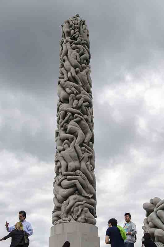 Noruega - Oslo 078 - parque Vigeland - El Monolito.jpg
